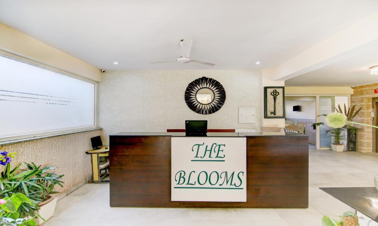 Отель Treebo Trend Blooms Premium Гургаон Экстерьер фото